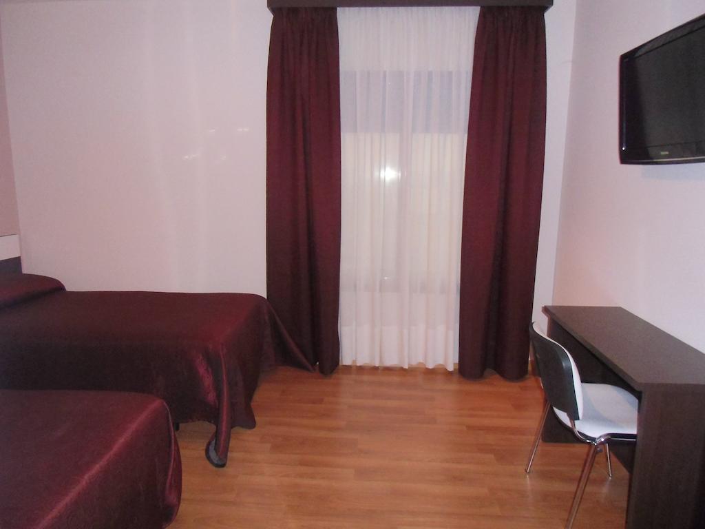Area De Servicio Villamartin Villamartin de la Abadia 外观 照片